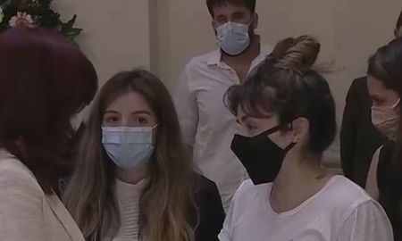 Inesperado argumento: Dalma y Gianinna no saludaron a Cristina Fernández en el velorio de su papá, pero explicaron el motivo. Inesperado argumento: Dalma y Gianinna no saludaron a Cristina Fernández en el velorio de su papá, pero explicaron el motivo.