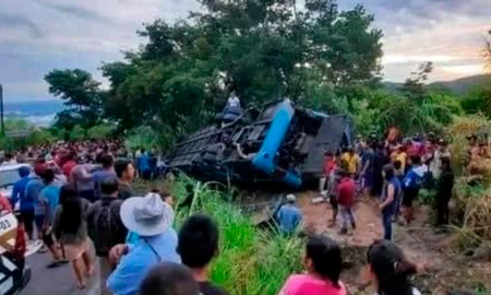 Nueve muertos y 28 heridos al volcar un micro en una carretera de México. Nueve muertos y 28 heridos al volcar un micro en una carretera de México.
