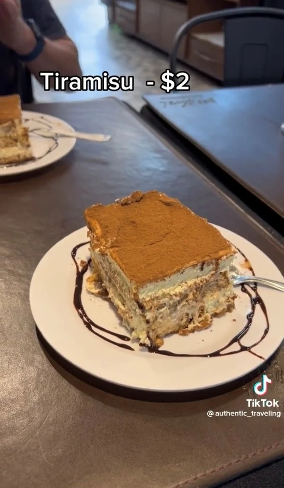 El hombre no quiso perderse la oportunidad de probar el famoso asado argentino. El hombre no quiso perderse la oportunidad de probar el famoso asado argentino.