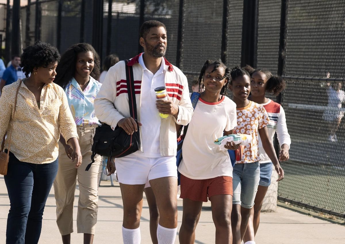 Rey Richard cuenta la historia real de Richard Williams y sus hijas, Serena y Venus, quienes se convirtieron en un ícono del tenis mundial. 
