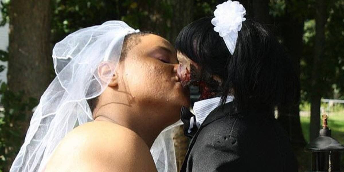 Una mujer contrajo matrimonio con una muñeca zombie que compró en Internet