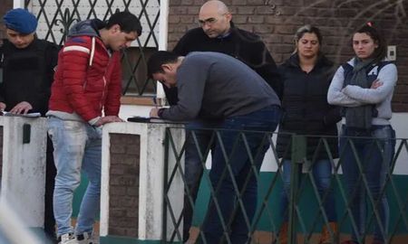 Damián Moreno en la puerta de la casa donde mató a su mamá, María Esther Díaz. Damián Moreno en la puerta de la casa donde mató a su mamá, María Esther Díaz.