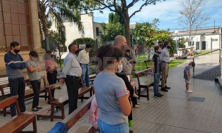 Durante las celebraciones de este domingo de Pascuas, se colocaron bancos fuera de la Basílica de Guadalupe para garantizar el distanciamiento social. Durante las celebraciones de este domingo de Pascuas, se colocaron bancos fuera de la Basílica de Guadalupe para garantizar el distanciamiento social.