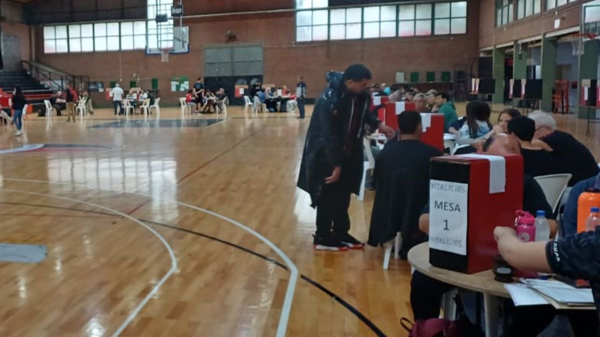 Los hinchas comenzaron a votar a las 8 de este domingo.