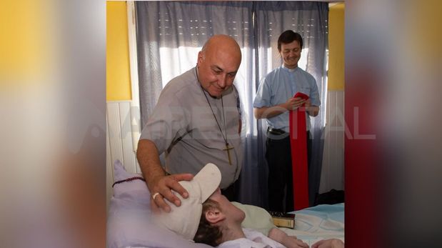 El Arzobispo de Santa Fe Sergio Fenoy confirmó al sobreviviente Constantino Viale en su casa de Marcelino Escalada.
