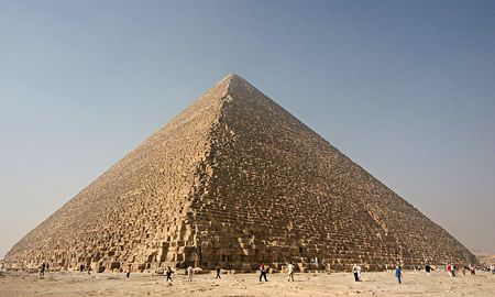 Situadas en la meseta de Giza a 18 kilómetros de El Cairo, las pirámides son el monumento más conocido de Egipto y uno de los más antiguos del mundo. Situadas en la meseta de Giza a 18 kilómetros de El Cairo, las pirámides son el monumento más conocido de Egipto y uno de los más antiguos del mundo.
