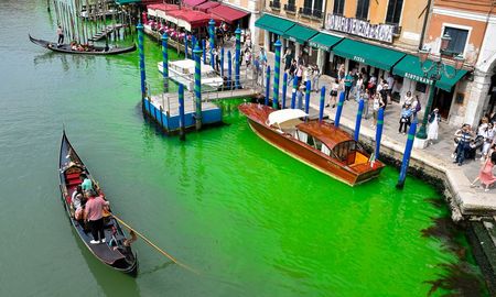 Las aguas del Gran Canal de Venecia amanecieron teñidas de verde fosforescente de investigan las causas. Las aguas del Gran Canal de Venecia amanecieron teñidas de verde fosforescente de investigan las causas.