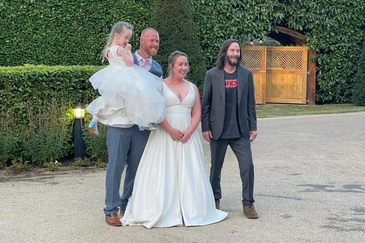 Keanu Reeves fue invitado a la boda de James Roadnight y Nikki Roadnight, dos fanáticos, y no faltóTwitter: @MrsNRoadnight