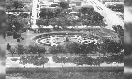 Vista aérea de la fuente y del resto del Paseo, en la que puede apreciarse también el punto terminal del Boulevard Gálvez. Gentileza www.paraconocernos.com.ar: Luis Mino Vista aérea de la fuente y del resto del Paseo, en la que puede apreciarse también el punto terminal del Boulevard Gálvez. Gentileza www.paraconocernos.com.ar: Luis Mino