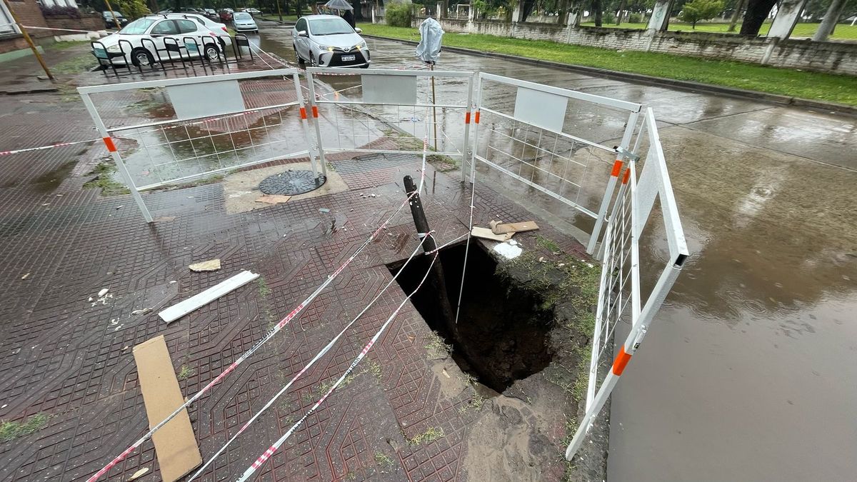 Si bien aún no está confirmado, la primera hipótesis apunta a una posible pérdida de agua que habría debilitado el suelo. Si bien aún no está confirmado, la primera hipótesis apunta a una posible pérdida de agua que habría debilitado el suelo.