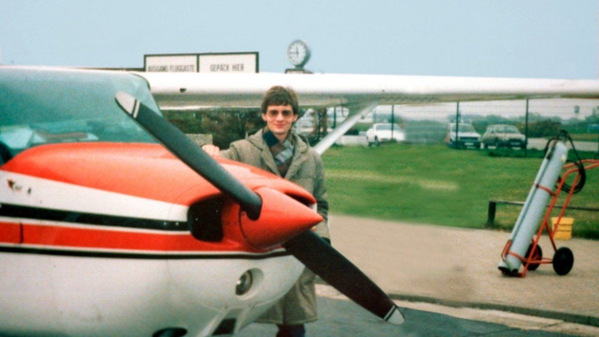 Mathias Rust nació en Wedel, al sur de Hamburgo, por entonces Alemania Federal, el 1 de junio de 1968. Apasionado por la aviación, en 1986, cuando tenía 18 años, obtuvo su licencia de Privatflugzeugpilot (Piloto Privado) en la escuela de vuelo del Aeroclub de Hamburgo. Pocos meses después comenzó a planear la travesía aérea hasta Moscú, que realizaría al año siguiente.
