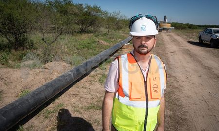 Juan Cesoni, vicepresidente de Enerfe, contó que en la zona de Villa California ya se soldaron 4.000 metros de caño. Juan Cesoni, vicepresidente de Enerfe, contó que en la zona de Villa California ya se soldaron 4.000 metros de caño.
