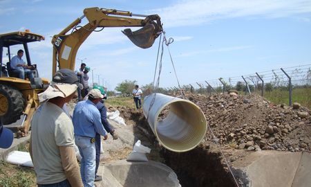 El gobierno de la provincia de Santa Fe informó la fecha en la que se conocerán las ofertas para la construcción de la primera etapa del acueducto interprovincial Santa Fe – Córdoba. El gobierno de la provincia de Santa Fe informó la fecha en la que se conocerán las ofertas para la construcción de la primera etapa del acueducto interprovincial Santa Fe – Córdoba.
