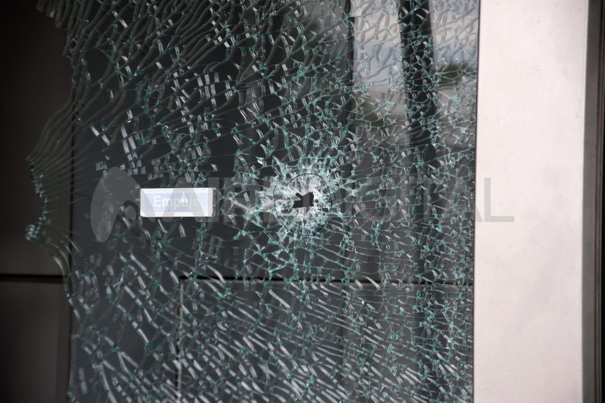 Así quedó la entrada al cajero del banco Macro atacado en Rosario.