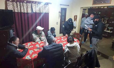 Tres hombres fueron detenidos tras una serie de allanamientos en las provincias de Salta y Misiones, luego de detectarse una narcoencomienda en la que pretendieron enviar por correo más de cinco kilos de marihuana Tres hombres fueron detenidos tras una serie de allanamientos en las provincias de Salta y Misiones, luego de detectarse una narcoencomienda en la que pretendieron enviar por correo más de cinco kilos de marihuana