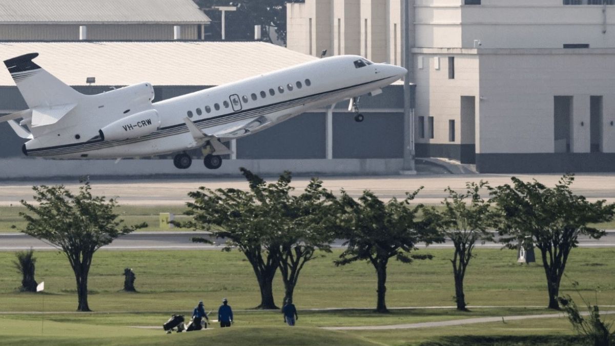 Un trirreactor ejecutivo Dassault Falcon 7X despega de Don Mueang mientras un jugador recorre el green acompañado por su caddie. En un ámbito tan particular como el de este aeropuerto, muy fuertes ruidos de fondo acompañarán a los golfistas (a los que se les recomienda utilizar protectores auditivos) durante todo el partido debido al incesante tráfico aéreo. Un trirreactor ejecutivo Dassault Falcon 7X despega de Don Mueang mientras un jugador recorre el green acompañado por su caddie. En un ámbito tan particular como el de este aeropuerto, muy fuertes ruidos de fondo acompañarán a los golfistas (a los que se les recomienda utilizar protectores auditivos) durante todo el partido debido al incesante tráfico aéreo.