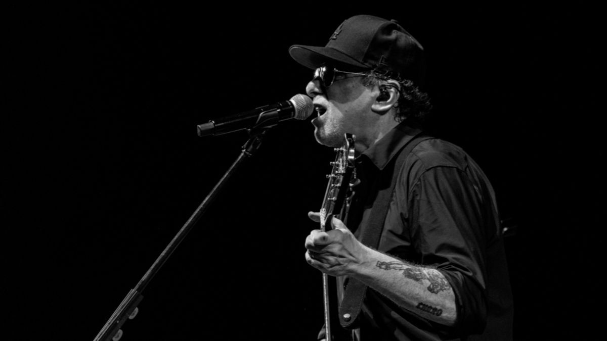 El consagrado trovador asume esta nueva etapa valorando lo que perdió y lo que aún permanece con un show memorable y emocionante. El consagrado trovador asume esta nueva etapa valorando lo que perdió y lo que aún permanece con un show memorable y emocionante.