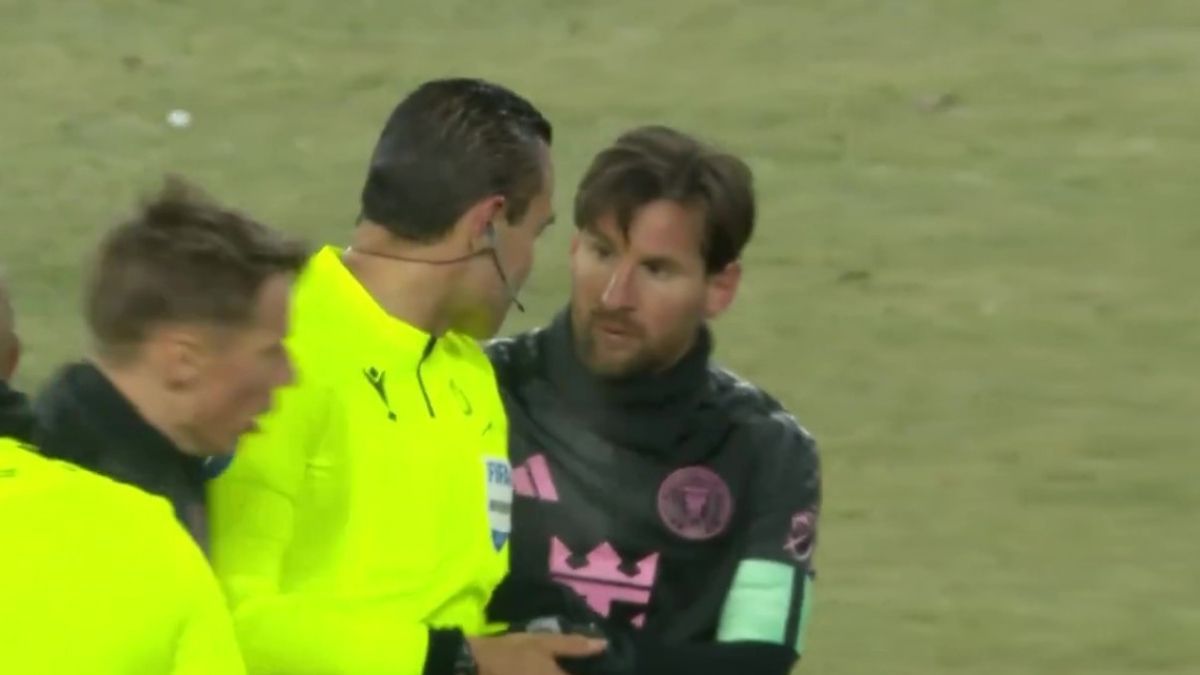 Le pidió un autógrafo a Lionel Messi y fue sancionado: el insólito momento durante el partido