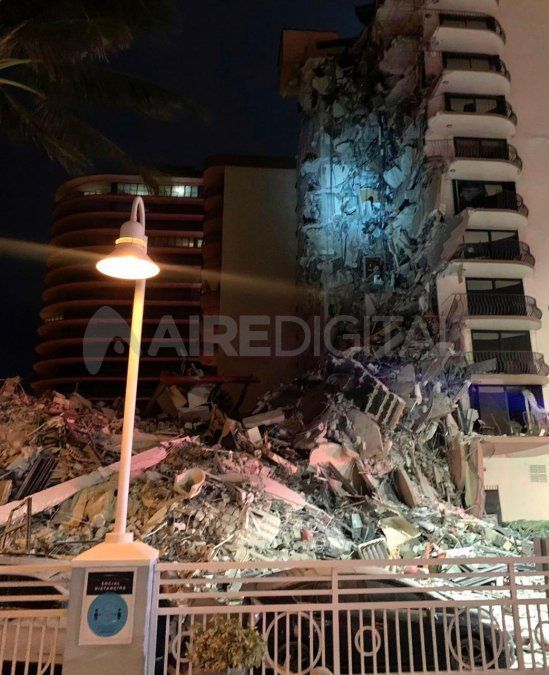 El edificio colapsó a las 2 de la madrugada del jueves.
