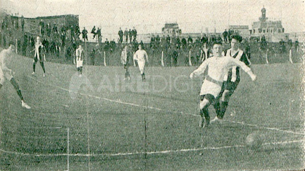 Imagen del primer enfrentamiento oficial entre Unión y Racing, en el año 1913 por la Copa Competencia