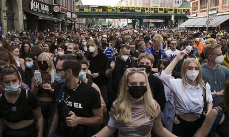 Miles de personas marcharon contra las restricciones en Alemania. Miles de personas marcharon contra las restricciones en Alemania.