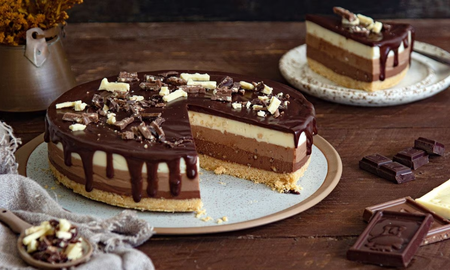 Tarta de tres chocolates sin horno: la receta sencilla e irresistible para los amantes de lo dulce Tarta de tres chocolates sin horno: la receta sencilla e irresistible para los amantes de lo dulce
