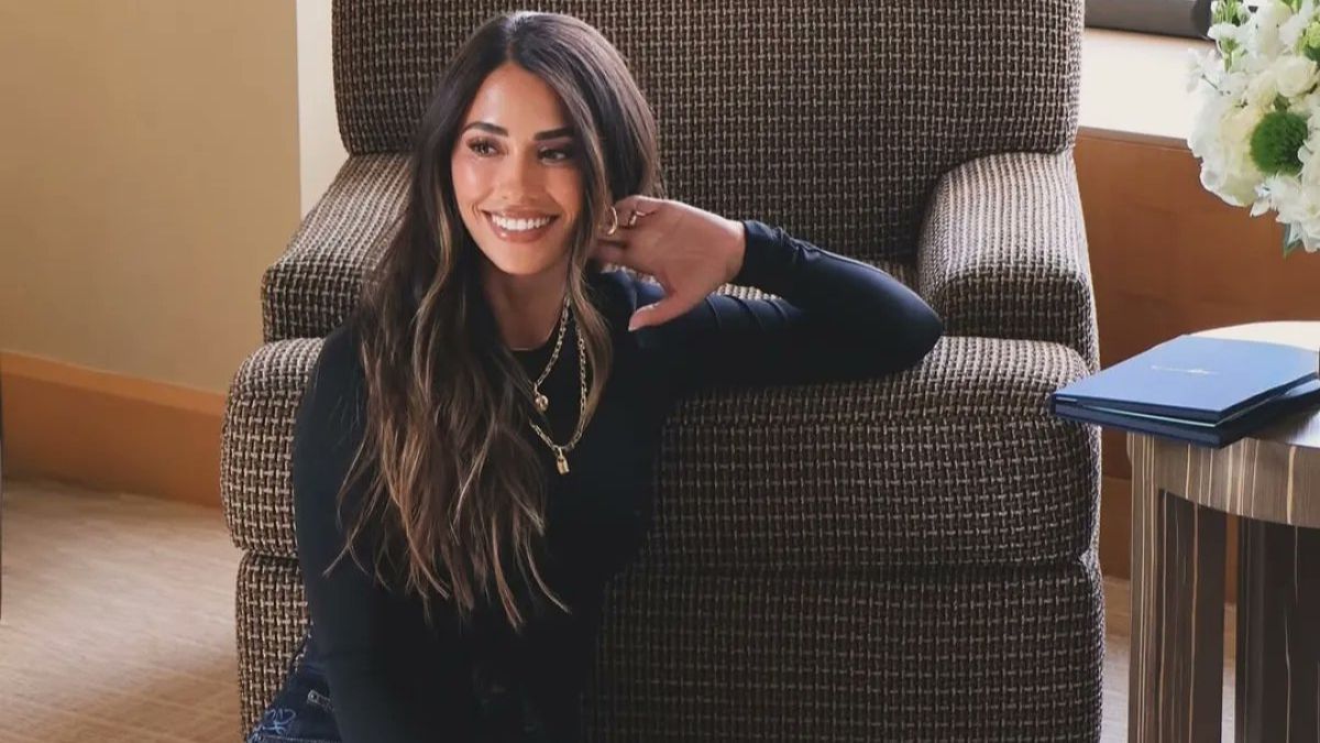 Antonela Roccuzzo impuso el tapado de cuero largo como el abrigo imprescindible de 2026.