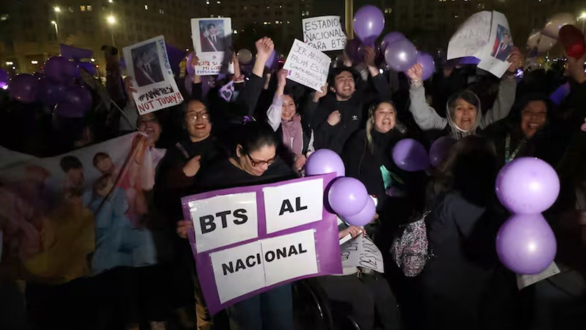 Seguidores de BTS se manifestaron frente al Palacio de La Moneda luego de que se rechazara el uso del Estadio Nacional para los conciertos previstos en octubre. Seguidores de BTS se manifestaron frente al Palacio de La Moneda luego de que se rechazara el uso del Estadio Nacional para los conciertos previstos en octubre.