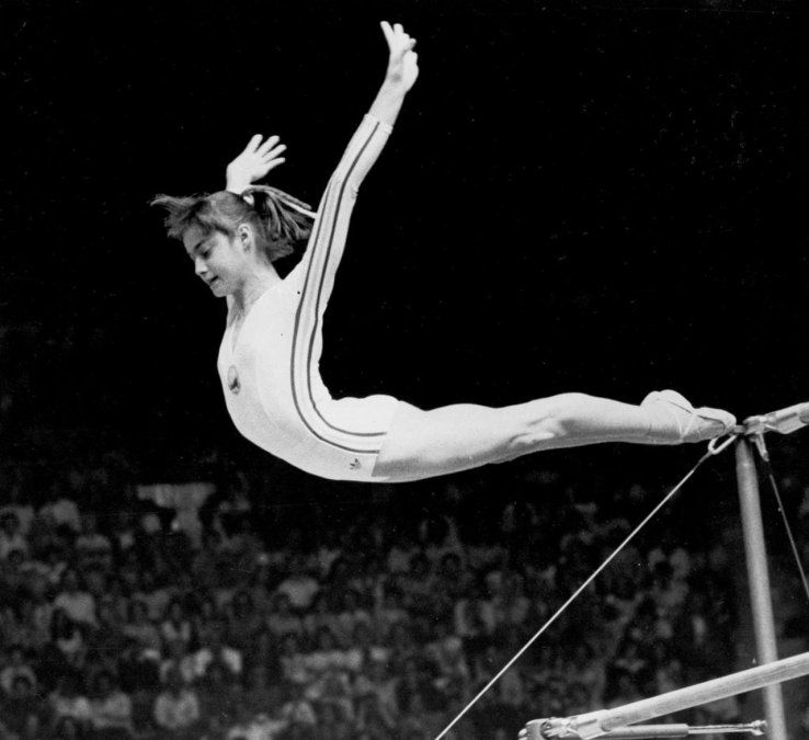 La rutina de Nadia en las barras asimétricas en Montreal, de una muy elevada dificultad, no tuvo el más mínimo error. En su salida (foto) voló hacia la Historia y, el domingo 18 de julio de 1976, cambió la gimnasia para siempre. Tenía solo 14 años y, a partir de allí, el mundo conocería para siempre el apellido Comaneci.