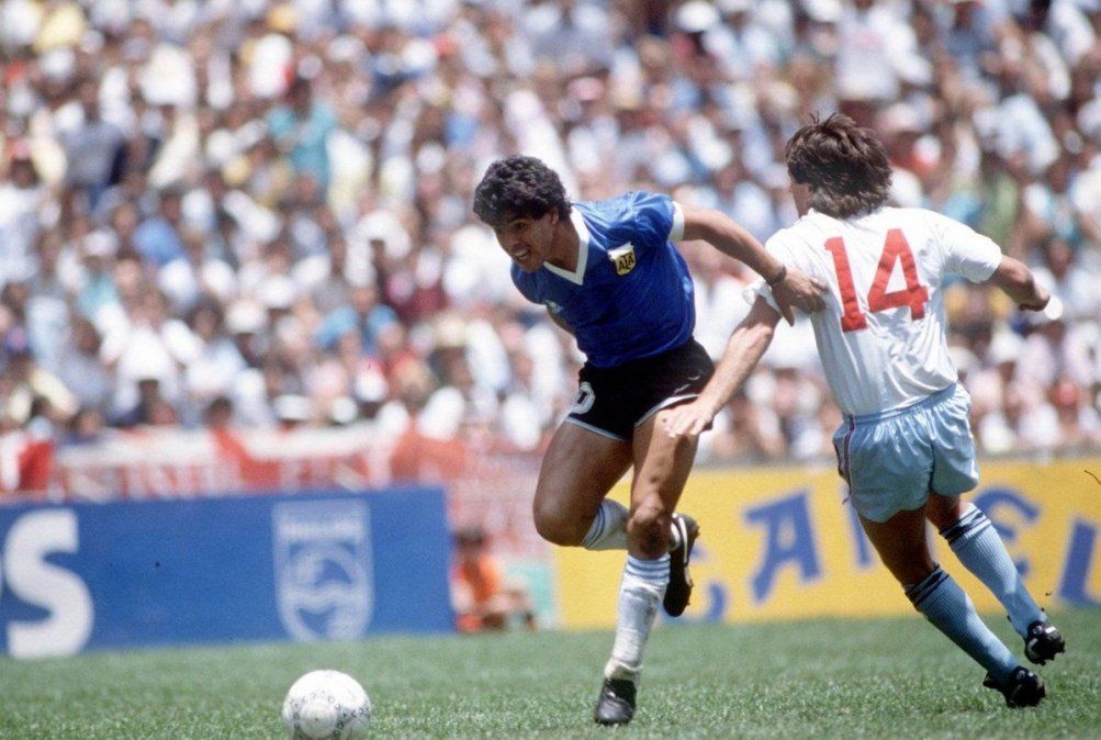 Diego Maradona encar&oacute; a toda velocidad y dej&oacute; en el camino a seis rivales.