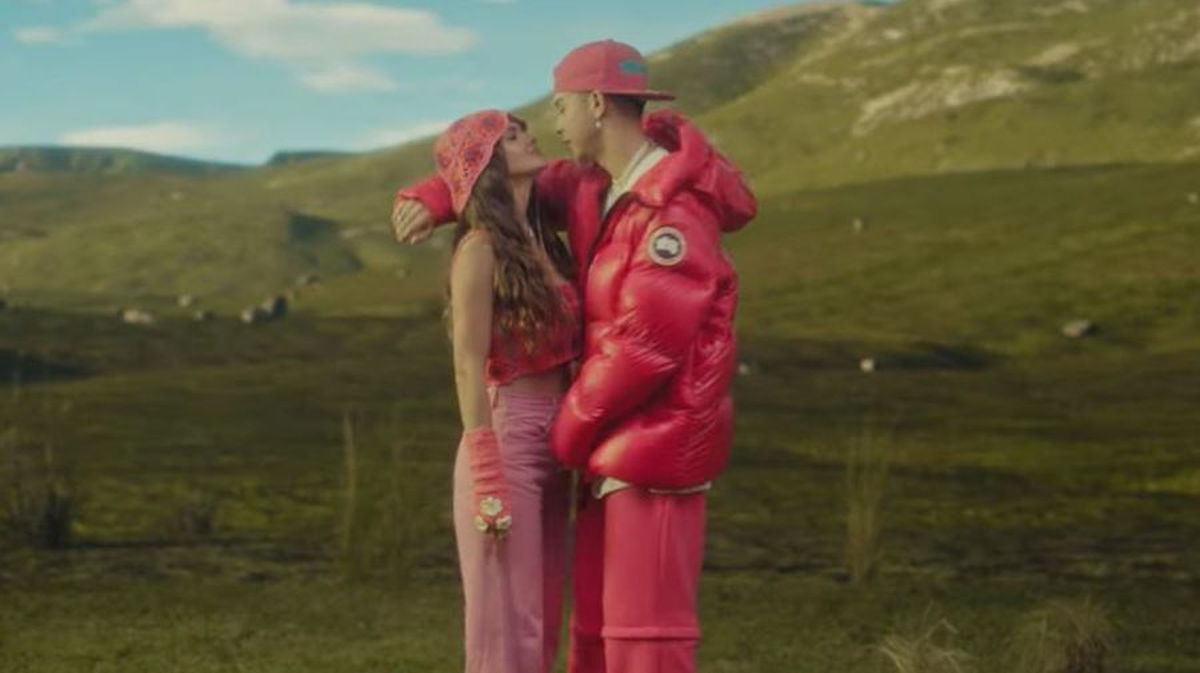 Mariano Javier Castro, líder de Dread Mar-I, referente del reggae argentino, acompañó al trapero, y fue la misma actriz quien protagonizó el video oficial de la canción.