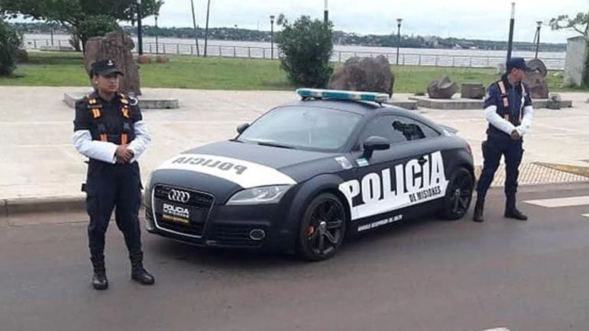 Un policía fue atropellado por un joven de 16 años y lucha por su vida.