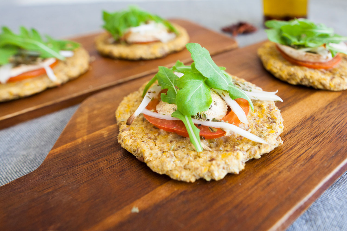 Las pizzetas de garbanzos son una excelente opción para hacer en casa y sorprender a la familia con algo rico y saludable. Las pizzetas de garbanzos son una excelente opción para hacer en casa y sorprender a la familia con algo rico y saludable.