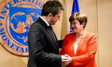 El ministro de Economía, Sergio Massa, se entrevistó este lunes por la tarde con la directora gerente del Fondo Monetario Internacional (FMI), Kristalina Georgieva. El ministro de Economía, Sergio Massa, se entrevistó este lunes por la tarde con la directora gerente del Fondo Monetario Internacional (FMI), Kristalina Georgieva.