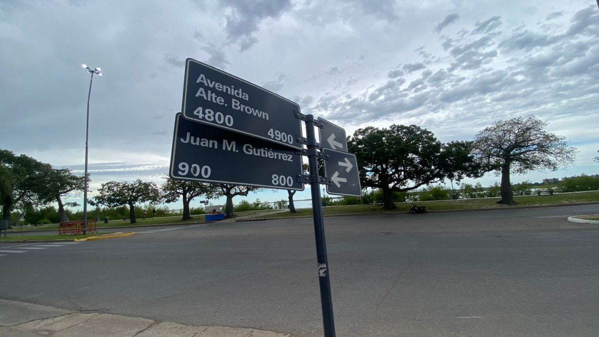 Un joven esperaba comida en los carribares cuando desde otro auto le arrojaron un objeto que rompió el vidrio de su Mercedes.