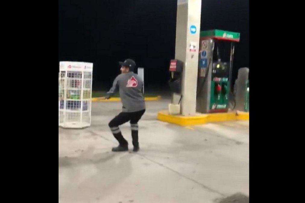 Un empleado de una estación de servicio carga gasolina bailando y se vuelve viral en las redes sociales.&nbsp;