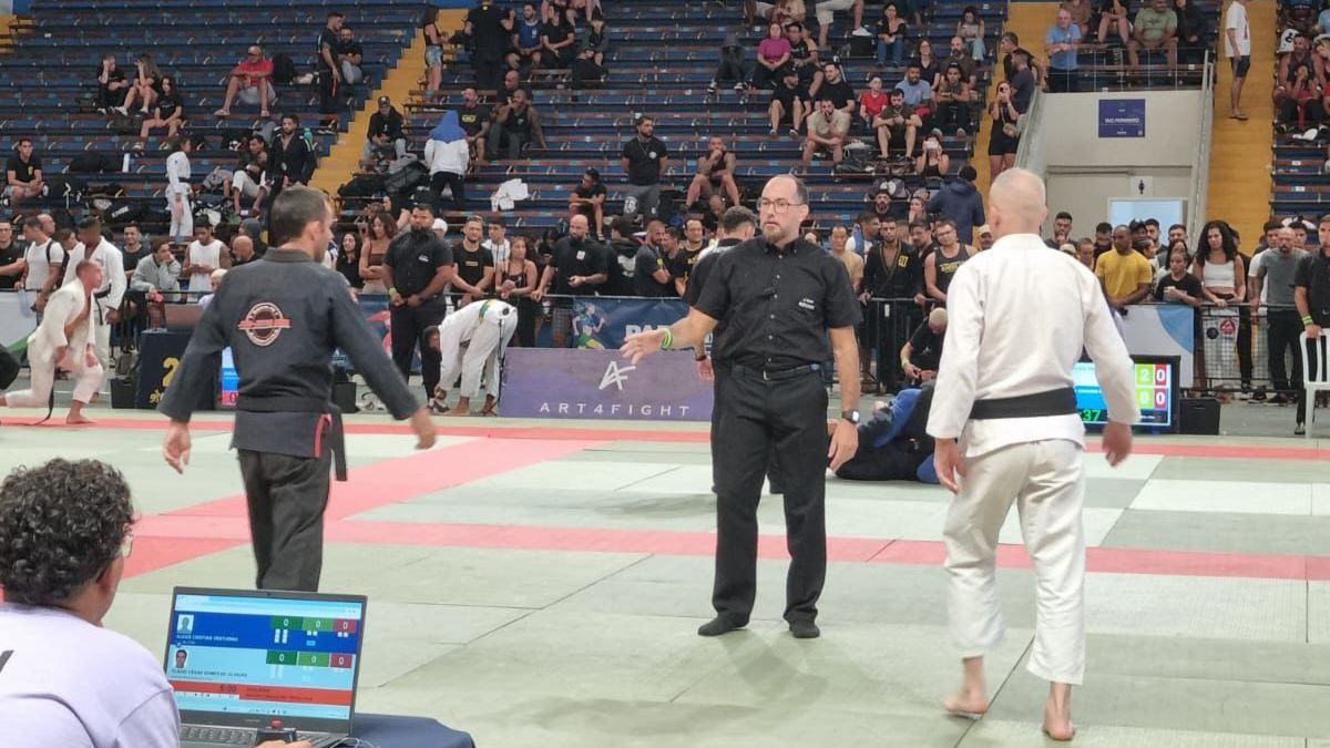 Alexis Venturino, con Kimono negro, previo a un combate. Alexis Venturino, con Kimono negro, previo a un combate.