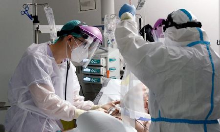 El Gobierno británico tiene una presión extrema sobre los hospitales por el brote de Ómicron. El Gobierno británico tiene una presión extrema sobre los hospitales por el brote de Ómicron.