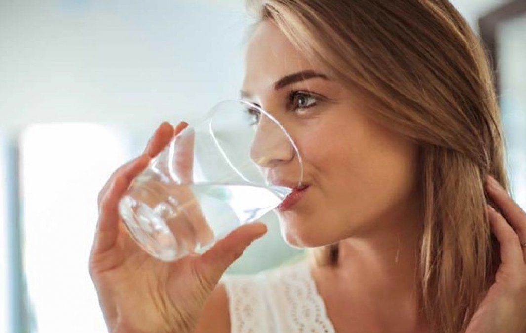 Cuánta agua por día necesitamos tomar realmente
