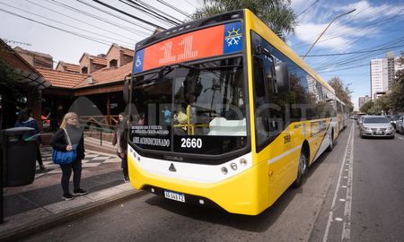Mientras existe la posibilidad de que Santa Fe se quede sin colectivos desde el jueves próximo, el sistema de transporte de Buenos Aires se sostiene gracias al aporte de los contribuyentes de todo el país. Mientras existe la posibilidad de que Santa Fe se quede sin colectivos desde el jueves próximo, el sistema de transporte de Buenos Aires se sostiene gracias al aporte de los contribuyentes de todo el país.