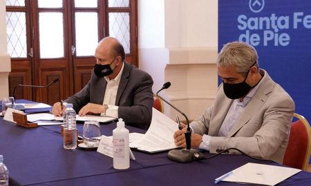 A principios de enero, el ministro Jorge Ferraresi firmó junto al gobernador Omar Perotti convenios para avanzar con la ejecución de viviendas en la provincia de Santa Fe. A principios de enero, el ministro Jorge Ferraresi firmó junto al gobernador Omar Perotti convenios para avanzar con la ejecución de viviendas en la provincia de Santa Fe.