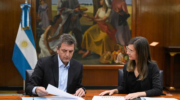 Anunciaron aumento del 15,53% y bono por tres meses de $7.000 para los jubilados
