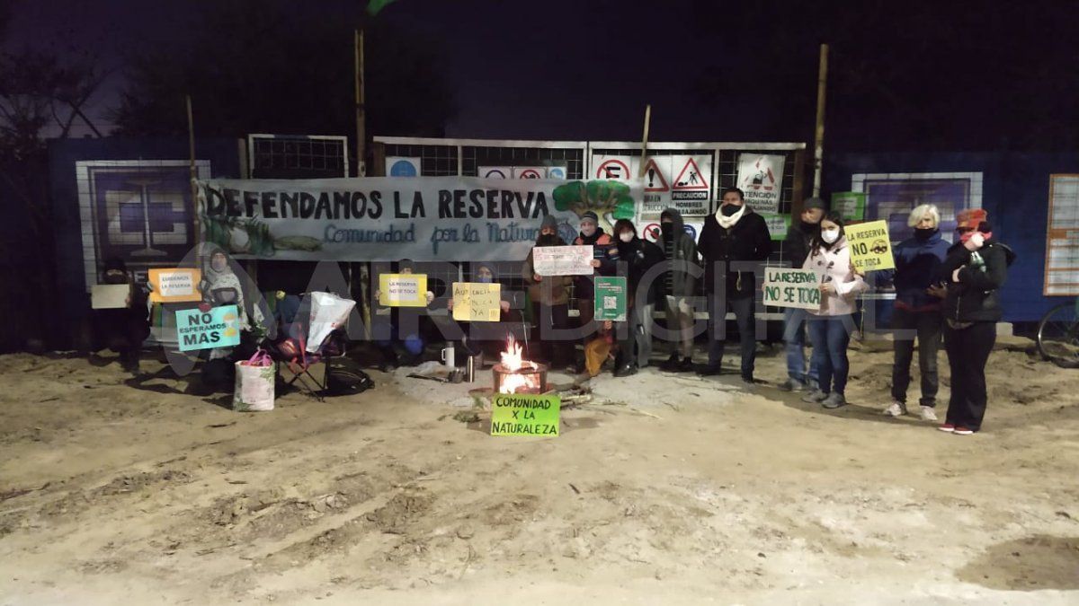 El grupo de ecologistas se opone a la construcción del aulario de la Universidad Nacional del Litoral en la Reserva Ecológica aduciendo que grave impacto ambiental que puede generar. 