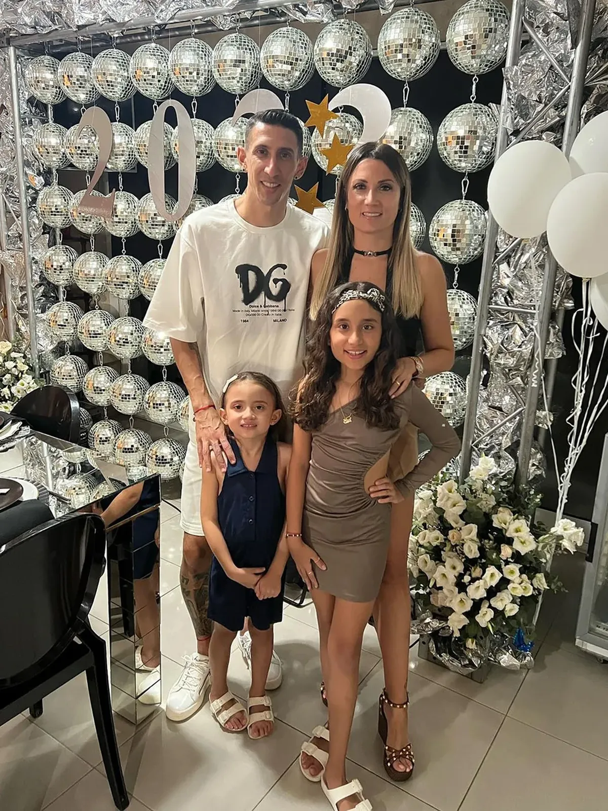 Ángel Di María, Jorgelina Cardoso y sus hijas recibieron el 2023 en familia.