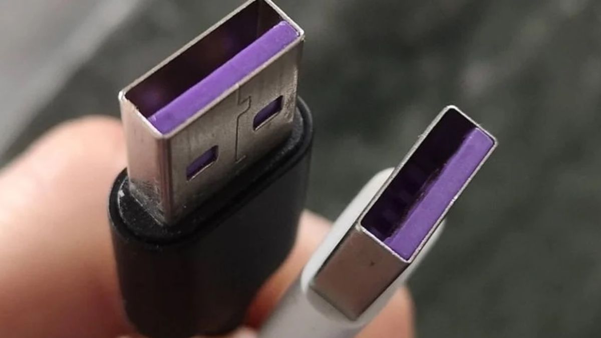 El color morado en los USB identifica los puertos con carga ultrarrápida.
