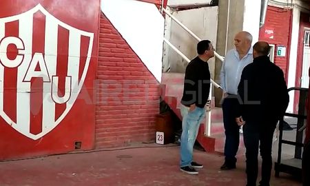 Luis Spahn se marchó del 15 de Abril siendo insultado por decenas de hinchas de Unión que mostraron su disconformidad por la floja campaña del equipo este 2022. Luis Spahn se marchó del 15 de Abril siendo insultado por decenas de hinchas de Unión que mostraron su disconformidad por la floja campaña del equipo este 2022.