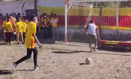 Insólito velorio: patearon penales al féretro del arquero del club