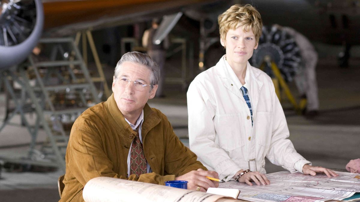 En 2009 se estrenó la película biográfica Amelia, dirigida por la hindú-estadounidense Mira Nair y protagonizada por Hillary Swank (cuya caracterización de Earhart es impactante), y Richard Gere, como George Putnam. En 2009 se estrenó la película biográfica Amelia, dirigida por la hindú-estadounidense Mira Nair y protagonizada por Hillary Swank (cuya caracterización de Earhart es impactante), y Richard Gere, como George Putnam.
