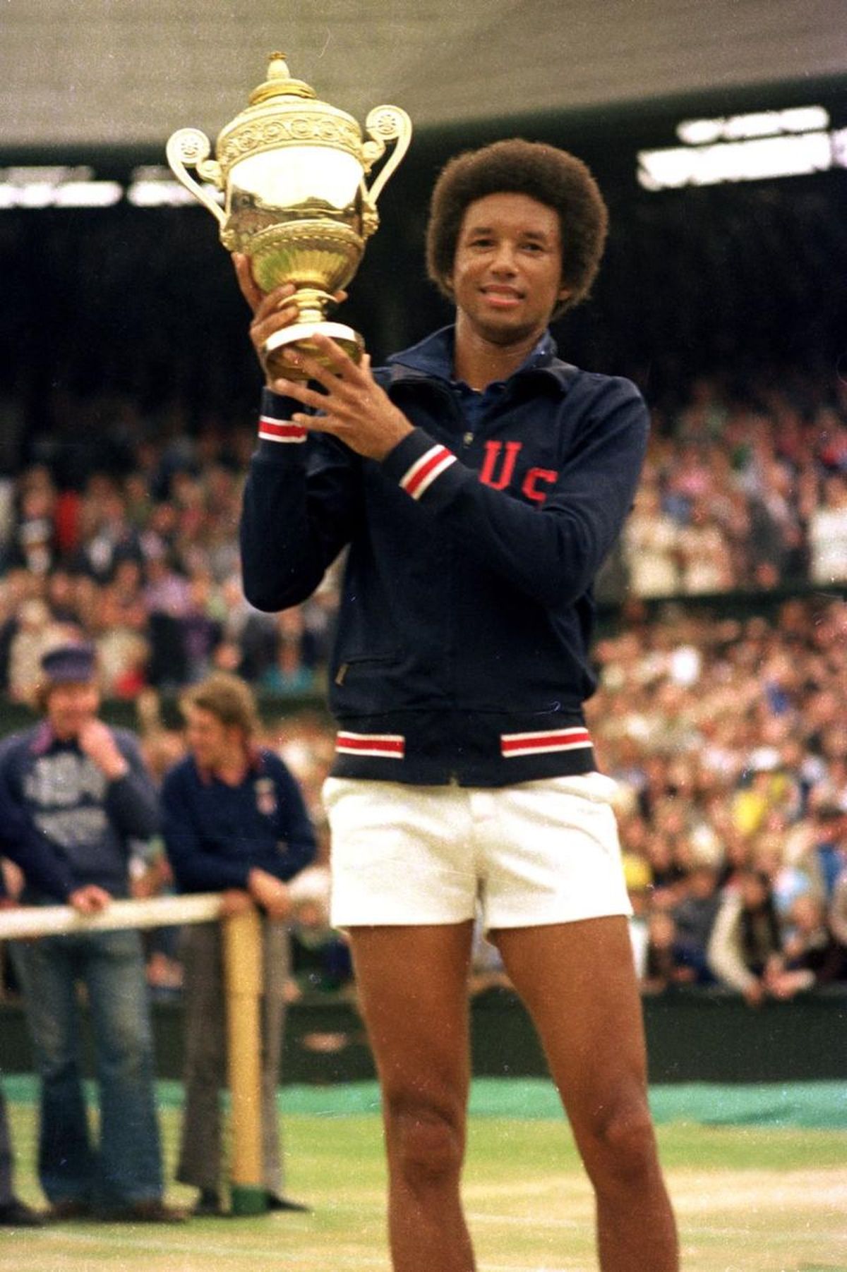 El sábado 5 de julio de 1975, Ashe, al que le faltaban solo cinco días para cumplir 32 años, se convirtió en el primer tenista negro (y, a la fecha, el único) que se coronó en Wimbledon. Arthur gritó campeón en Londres al derrotar a su compatriota Jimmy Connors –que tenía 22 años y era el gran favorito– por 6-1, 6-1, 5-7 y 6-4. El sábado 5 de julio de 1975, Ashe, al que le faltaban solo cinco días para cumplir 32 años, se convirtió en el primer tenista negro (y, a la fecha, el único) que se coronó en Wimbledon. Arthur gritó campeón en Londres al derrotar a su compatriota Jimmy Connors –que tenía 22 años y era el gran favorito– por 6-1, 6-1, 5-7 y 6-4.