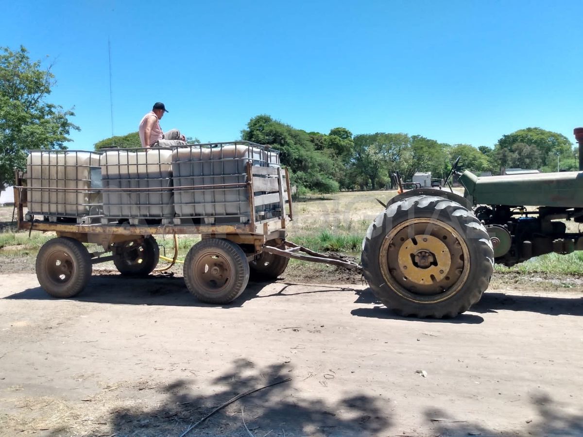 En las localidades del norte santafesino, los productores trasladan el agua de las maneras más diversas.